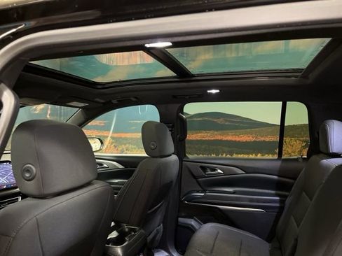 Used 2025 Chevrolet Traverse LT w/ Sun and Wheel Package image 47