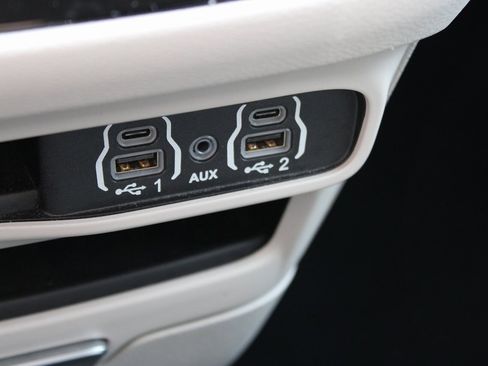 Used 2024 Chrysler Pacifica Touring-L image 26