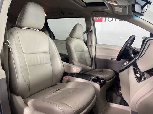 Used 2015 Toyota Sienna XLE image 33