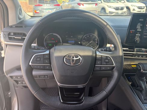 Used 2021 Toyota Sienna Limited AWD/4WD image 9