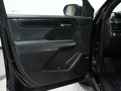 Used 2025 GMC Acadia AT4 image 27