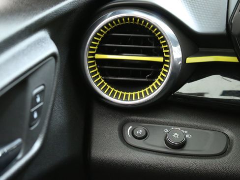 Used 2024 Chevrolet Trax ACTIV w/ Sunroof Package image 17