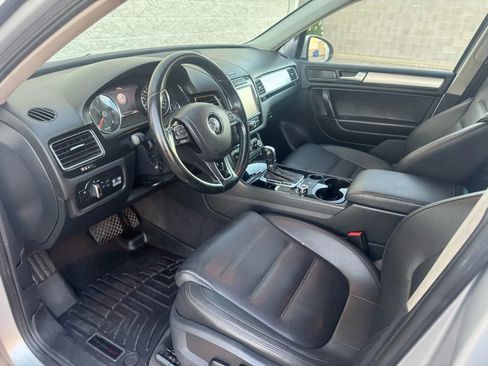 Used 2012 Volkswagen Touareg Sport image 11