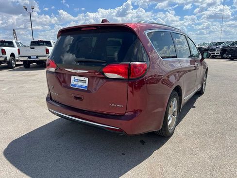 Used 2017 Chrysler Pacifica Limited w/ Advanced Safetytec Group FWD image 6