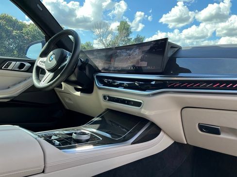 Used 2025 BMW X7 M60i AWD/4WD image 30
