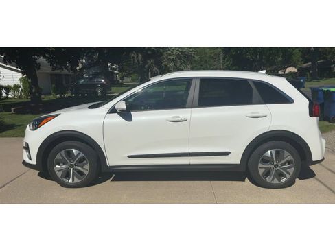 Used 2022 Kia Niro EX Premium w/ Cold Weather Package FWD image 2