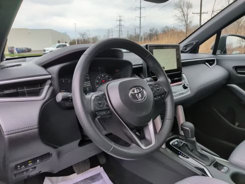 Used 2025 Toyota Corolla Cross AWD Hybrid w/ Moonroof Package image 30