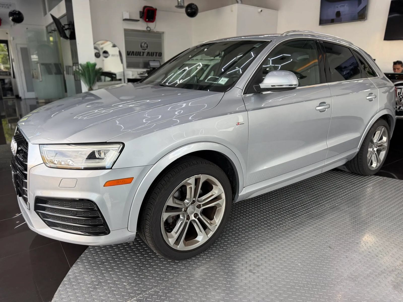 Used 2016 Audi Q3 2.0T Prestige w/ Prestige Package AWD/4WD image 2