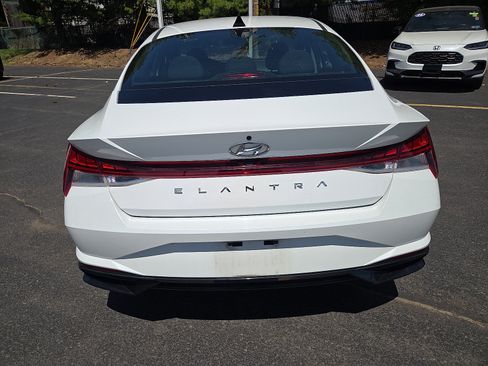 Used 2022 Hyundai Elantra SEL w/ Convenience + Premium Package FWD image 4