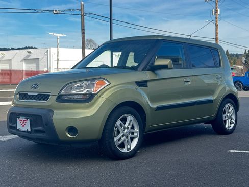 Used 2010 Kia Soul + w/ Audio Pkg image 2