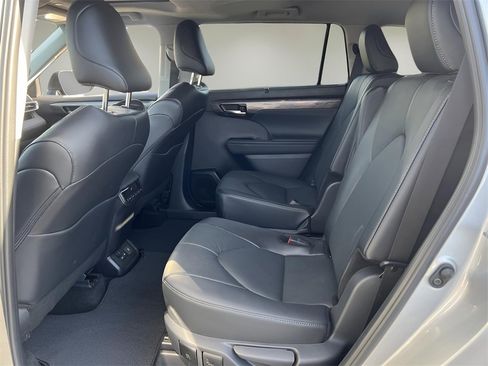 Certified 2025 Toyota Highlander Limited image 11