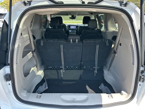Used 2024 Chrysler Pacifica Touring-L image 16