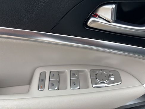 Used 2025 Genesis G70 2.5T image 11