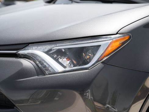 Used 2018 Toyota RAV4 XLE AWD/4WD image 31