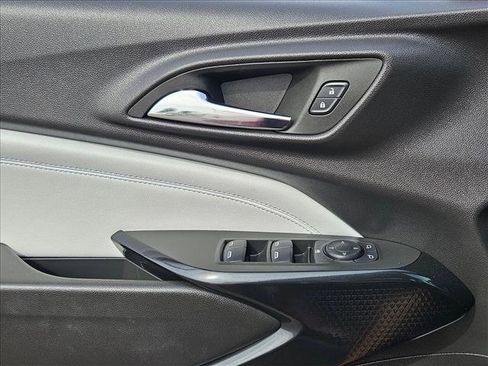 Used 2025 Chevrolet Trax LT w/ LT Convenience Package image 11