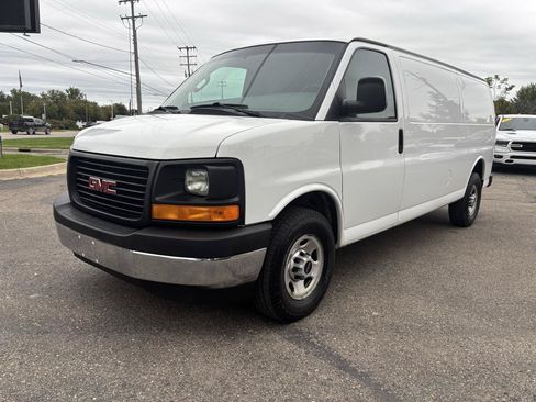Used 2017 GMC Savana 2500 Extended RWD image 1