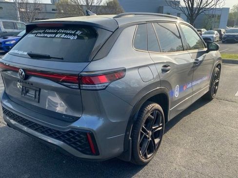 Used 2025 Volkswagen Tiguan SE R-Line image 11