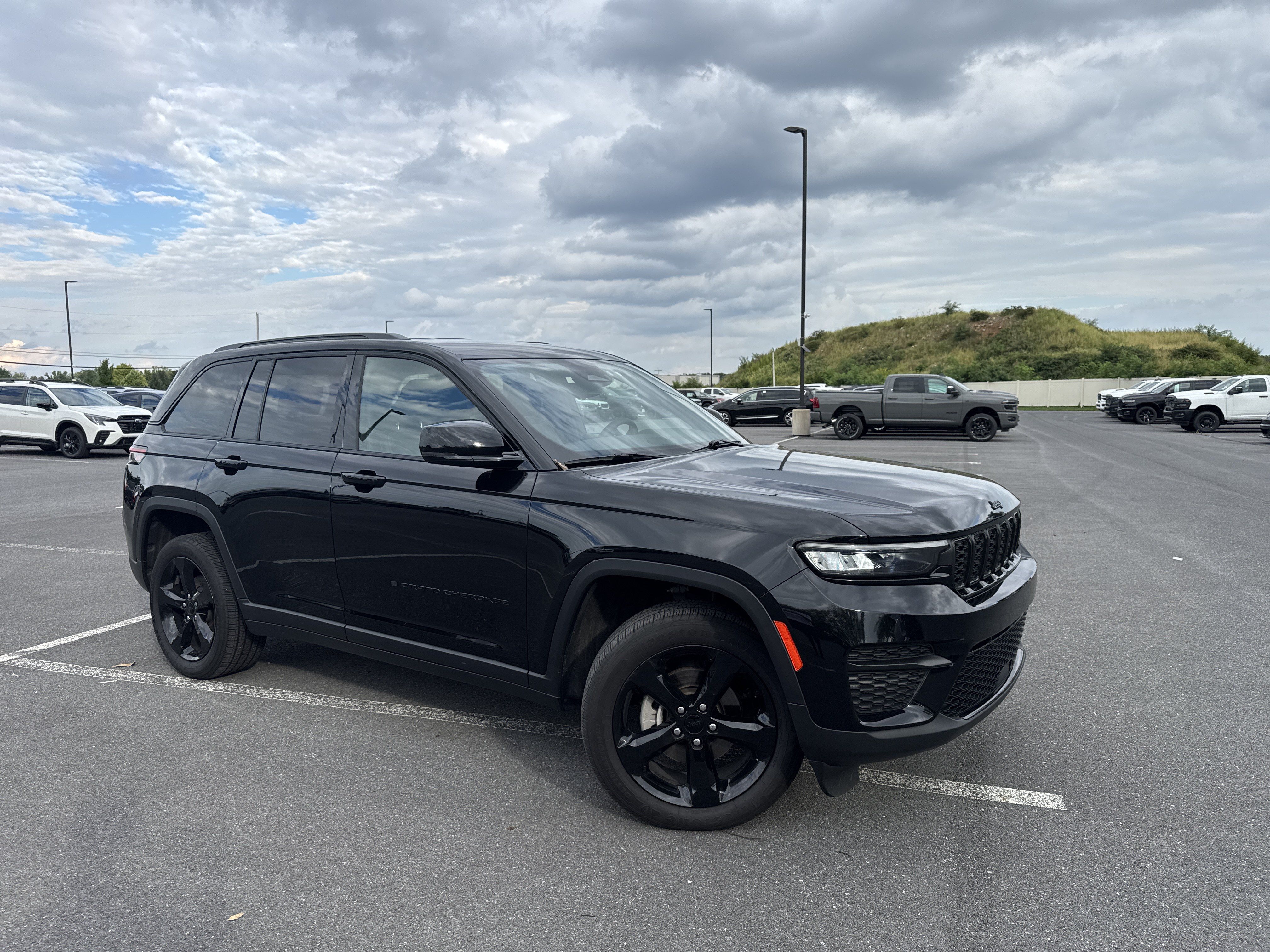 Used 2023 Jeep Grand Cherokee Altitude AWD/4WD image 41