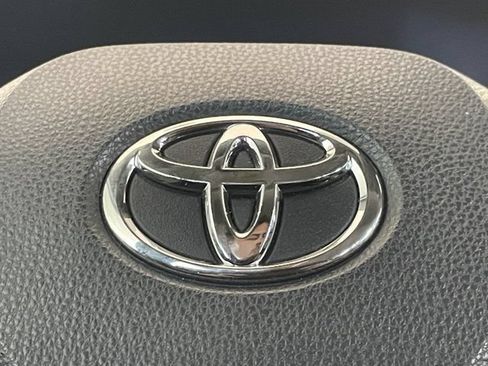 Used 2022 Toyota RAV4 XLE FWD image 11