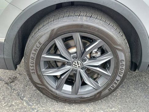 Used 2024 Volkswagen Tiguan SE w/ Panoramic Sunroof Package FWD image 6