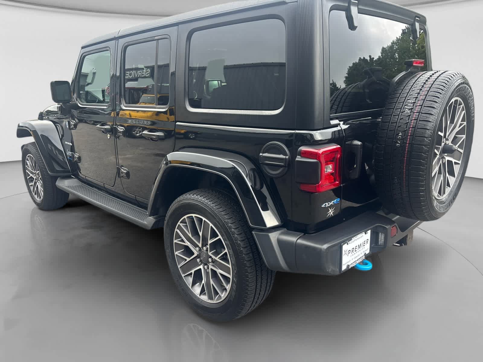 Used 2023 Jeep Wrangler Unlimited Sahara w/ Cold Weather Group AWD/4WD image 5