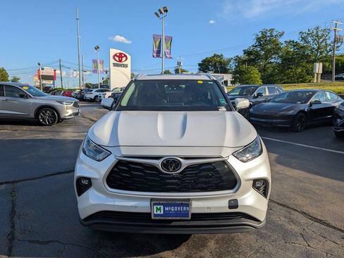 Used 2024 Toyota Highlander XLE AWD/4WD image 11
