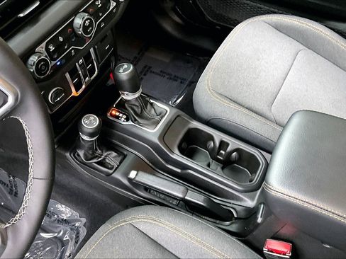 Used 2025 Jeep Wrangler Unlimited Sahara AWD/4WD image 15