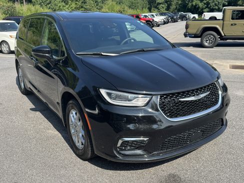 Used 2025 Chrysler Pacifica Select FWD image 3