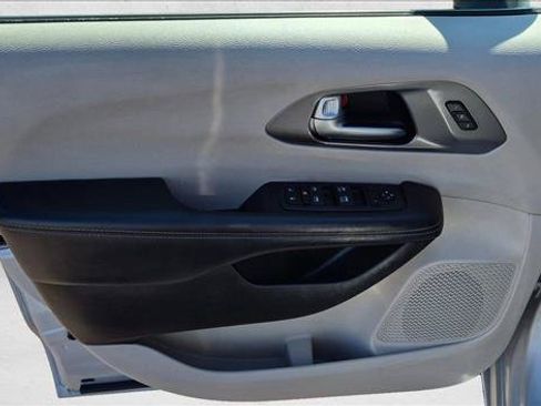 Used 2023 Chrysler Pacifica Touring-L FWD image 11