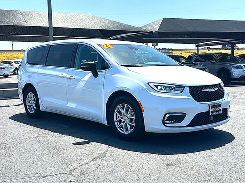 Used 2024 Chrysler Pacifica Touring-L FWD image 10
