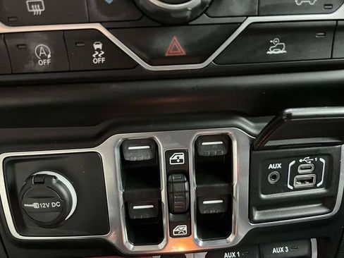 Used 2022 Jeep Wrangler Unlimited Rubicon w/ LED Lighting Group AWD/4WD image 29