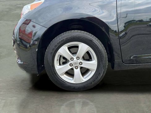 Used 2014 Toyota Sienna L FWD image 30