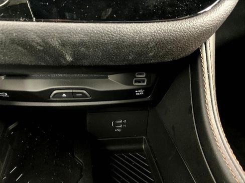 Used 2026 Chrysler Pacifica Pinnacle FWD image 16