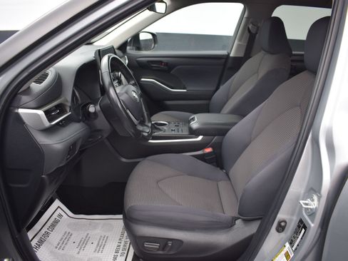 Used 2024 Toyota Highlander LE AWD/4WD image 16
