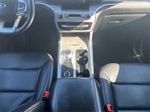 Certified 2022 Ford Explorer XLT w/ Equipment Group 202A image 19