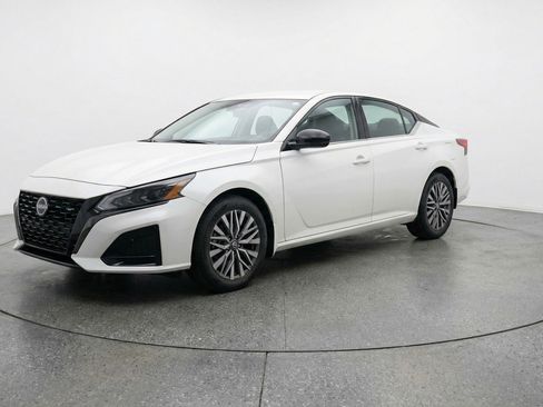 Used 2025 Nissan Altima 2.5 SV FWD image 3