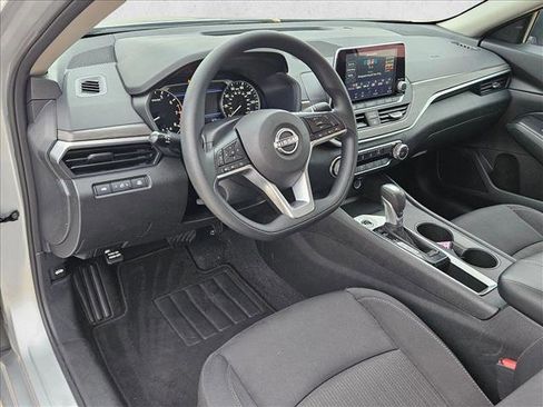 Used 2025 Nissan Altima 2.5 SV FWD image 10