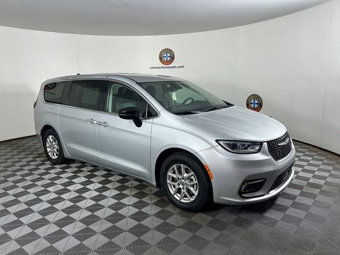 Used 2024 Chrysler Pacifica Touring-L FWD image 15