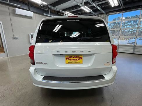 Used 2019 Dodge Grand Caravan SXT image 4