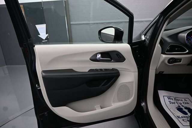 Used 2024 Chrysler Pacifica Touring-L FWD image 9