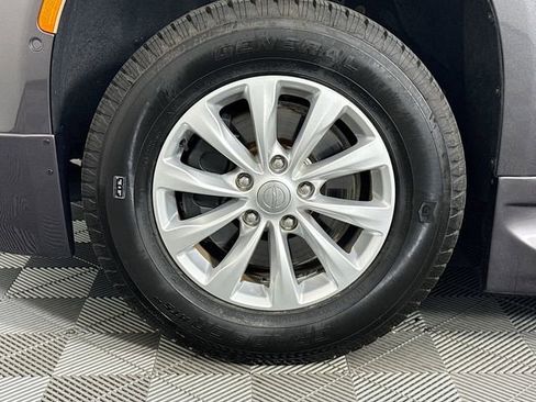 Used 2018 Chrysler Pacifica Touring-L w/ Advanced Safetytec Group image 4