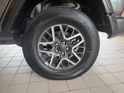 Used 2025 Jeep Wrangler Unlimited Sahara AWD/4WD image 30