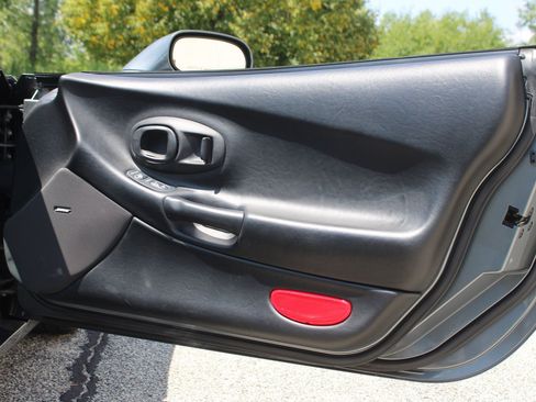 Used 2004 Chevrolet Corvette Convertible w/ Preferred Equipment Group RWD image 13