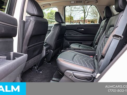Used 2024 Nissan Pathfinder Platinum FWD image 18