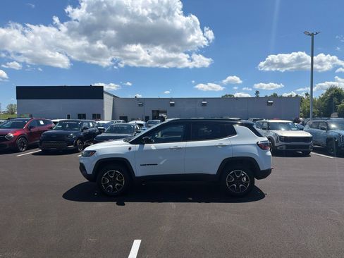 Used 2025 Jeep Compass Trailhawk AWD/4WD image 9