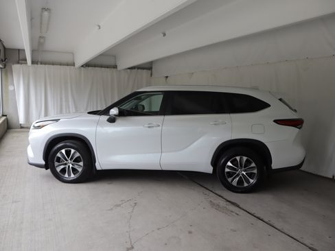 Used 2023 Toyota Highlander XLE AWD/4WD image 24