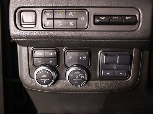 Used 2022 GMC Yukon XL Denali w/ Denali Premium Package AWD/4WD image 8