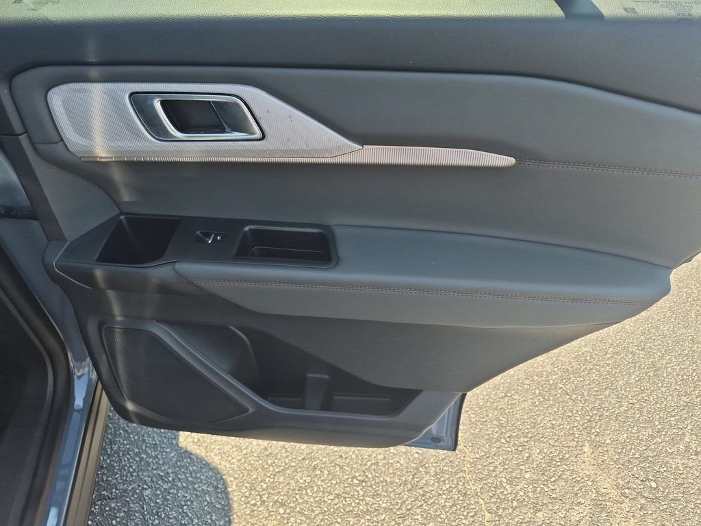 Used 2025 Ford Explorer Active RWD image 31