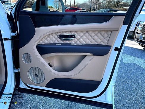 Used 2021 Bentley Bentayga image 21