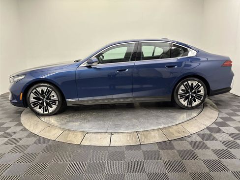 Used 2025 BMW 530i xDrive w/ Premium Package image 16